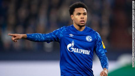 GELSENKIRCHEN, GERMANY - NOVEMBER 29: Weston McKennie of Schalke gives his team instructions during the Bundesliga match between FC Schalke 04 and 1. FC Union Berlin at Veltins-Arena on November 29, 2019 in Gelsenkirchen, Germany. (Photo by Frederic Scheidemann/Bongarts/Getty Images)